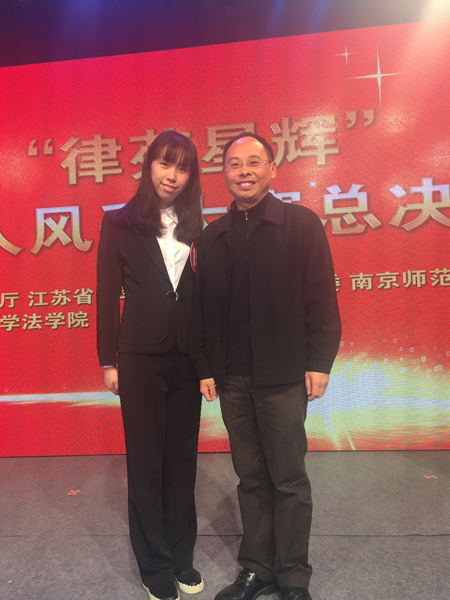 3 bevictor伟德官网宋晓副经理向王珺洁同学表示祝贺.JPG 3 bevictor伟德官网宋晓副经理向王珺洁同学表示祝贺.JPG